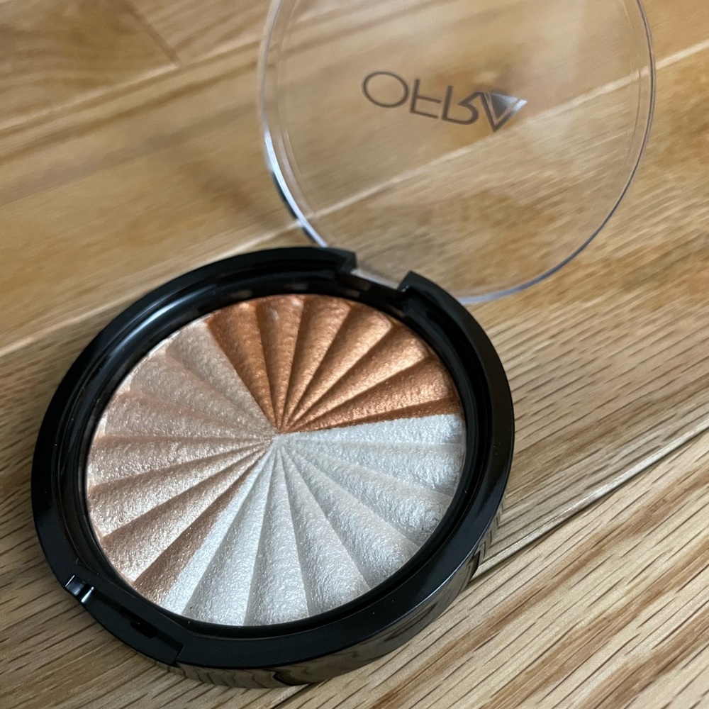 BRAND NEW OFRA Everglow Highlighter